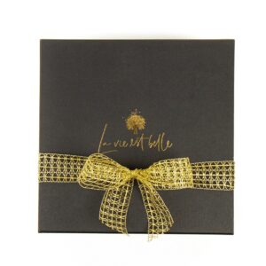 La-vie-est-belle_crna-1 La-vie-est-belle_crna-1